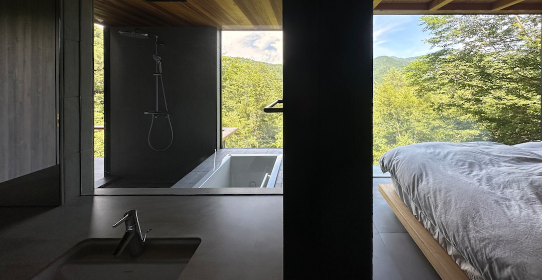群馬県太田市の設計事務所がつくる軽井沢町別荘のベットルームとバスルーム